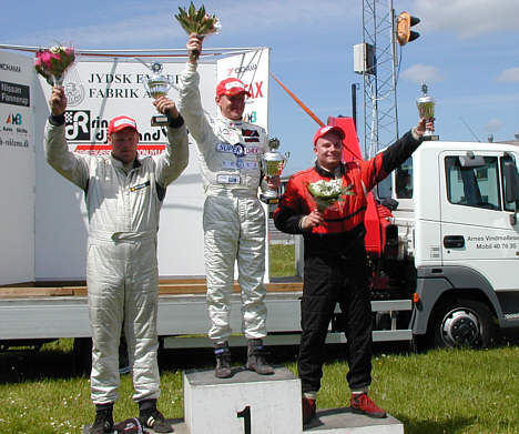 Podium billede fra 1. løb.<BR>Kurt Thiim på 1. pladsen, Kent Iversen 2'er og Christian Pedersen 3'er. (Foto: Motorsporten.dk)
